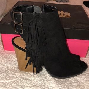 ⭐️BLACK FRINGE CHUNKY HEEL BOOTIES⭐️